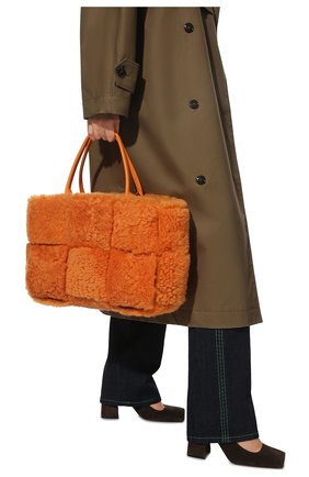 Женский сумка-тоут arco medium BOTTEGA VENETA оранжевого цвета, арт. 609175/V13F1 | Фото 2 (Размер: medium; Материал: Натуральный мех; Сумки-технические: Сумки-шопперы)
