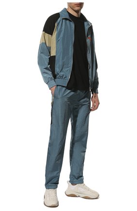 Мужские брюки JUST DON голубого цвета, арт. 32JUSP201 226343 | Фото 2 (Материал подклада: Синтетический материал; Материал внешний: Синтетический материал; Длина (брюки, джинсы): Стандартные; Случай: Повседневный; Стили: Спорт-шик)