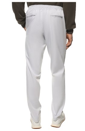 Мужские брюки FEDELI светло-серого цвета, арт. 5UED0402 | Фото 4 (Длина (брюки, джинсы): Стандартные; Случай: Повседневный; Материал внешний: Хлопок; Стили: Кэжуэл)