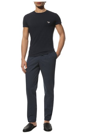 Мужские хлопковые домашние брюки EMPORIO ARMANI темно-синего цвета, арт. 111780/2R576 | Фото 2 (Материал внешний: Хлопок; Длина (брюки, джинсы): Стандартные)
