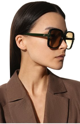 Женские солнцезащитные очки GUCCI темно-зеленого цвета, арт. GG1066S 003 | Фото 2 (Тип очков: С/з; Оптика Гендер: оптика-женское; Очки форма: Квадратные)