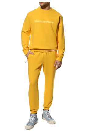 Мужские хлопковые джоггеры adidas originals x pharrell williams ADIDAS ORIGINALS желтого цвета, арт. HG2685 | Фото 2 (Длина (брюки, джинсы): Стандартные; Материал внешний: Хлопок; Стили: Спорт-шик; Силуэт М (брюки): Джоггеры)