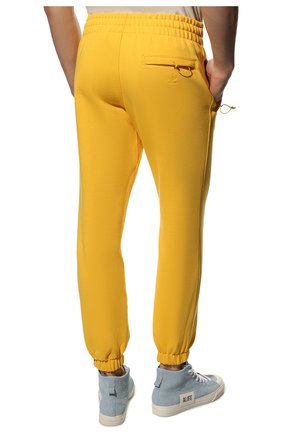 Мужские хлопковые джоггеры adidas originals x pharrell williams ADIDAS ORIGINALS желтого цвета, арт. HG2685 | Фото 4 (Длина (брюки, джинсы): Стандартные; Материал внешний: Хлопок; Стили: Спорт-шик; Силуэт М (брюки): Джоггеры)