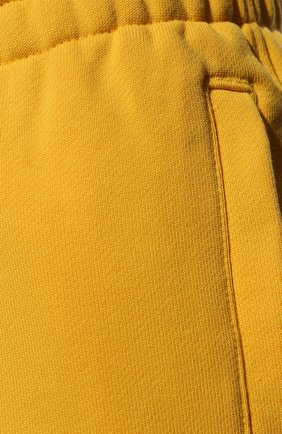 Мужские хлопковые джоггеры adidas originals x pharrell williams ADIDAS ORIGINALS желтого цвета, арт. HG2685 | Фото 5 (Длина (брюки, джинсы): Стандартные; Материал внешний: Хлопок; Стили: Спорт-шик; Силуэт М (брюки): Джоггеры)