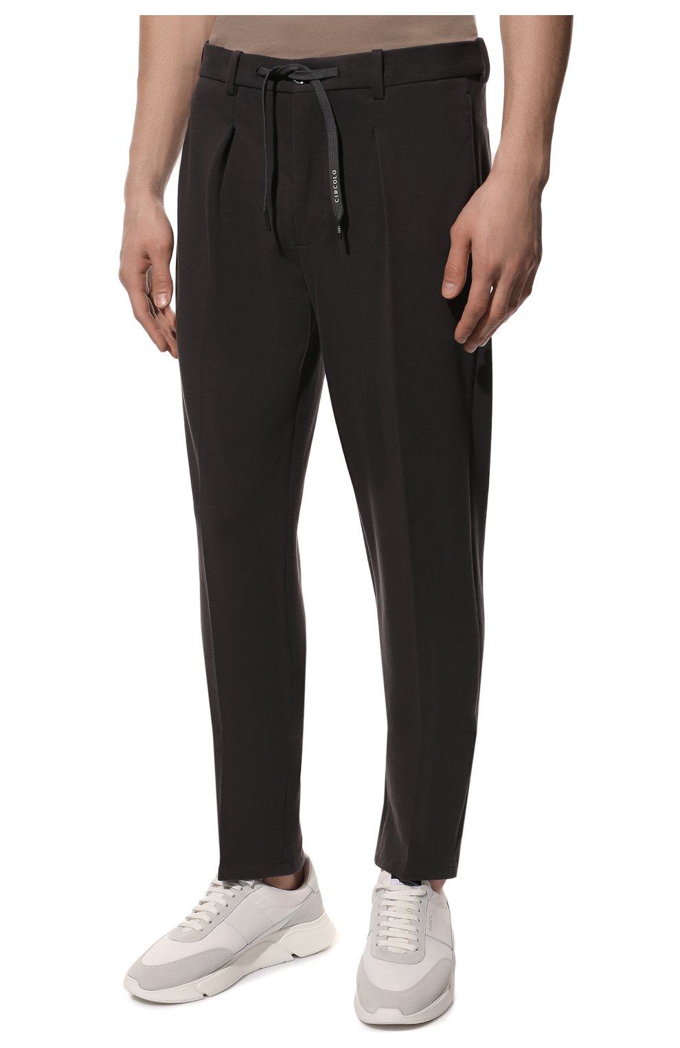 Мужские хлопковые брюки CIRCOLO 1901 темно-серого цвета, арт. CN3341 | Фото 3 (Силуэт М (брюки): Чиносы; Длина (брюки, джинсы): Стандартные; Случай: Повседневный; Материал внешний: Хлопок; Стили: Кэжуэл)