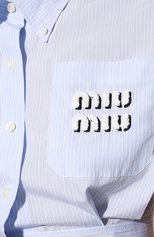 Женская хлопковая рубашка MIU MIU голубого цвета, арт. MK1619-1KUP-F0012 | Фото 5 (Рукава: Короткие; Женское Кросс-КТ: Рубашка-одежда; Материал внешний: Хлопок; Длина (для топов): Укороченные; Стили: Кэжуэл)