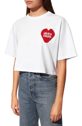 Женская хлопковая футболка MIU MIU белого цвета, арт. MJN385-11AC-F0009 | Фото 3 (Рукава: Короткие; Принт: С принтом; Материал внешний: Хлопок; Стили: Спорт-шик; Женское Кросс-КТ: Футболка-одежда; Длина (для топов): Укороченные)