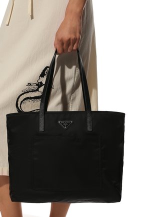Женский сумка-тоут re-nylon PRADA черного цвета, арт. 1BG052-R064-F0002-OOW | Фото 2 (Материал: Натуральная кожа; Размер: large; Сумки-технические: Сумки-шопперы)