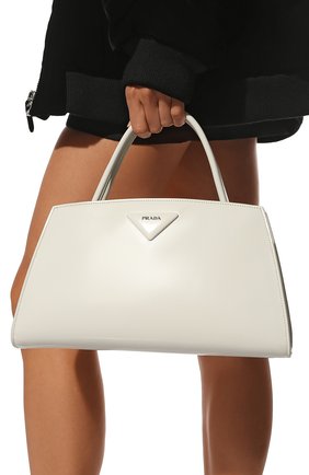 Женская сумка PRADA белого цвета, арт. 1BA327-ZO6-F0009-OOO | Фото 2 (Материал: Натуральная кожа; Размер: medium; Сумки-технические: Сумки top-handle)