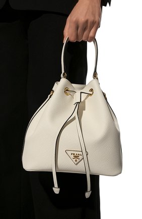 Женская сумка bucket PRADA белого цвета, арт. 1BE032-2A4A-F0009-OOO | Фото 2 (Материал: Натуральная кожа; Размер: small; Ремень/цепочка: На ремешке; Сумки-технические: Сумки top-handle)