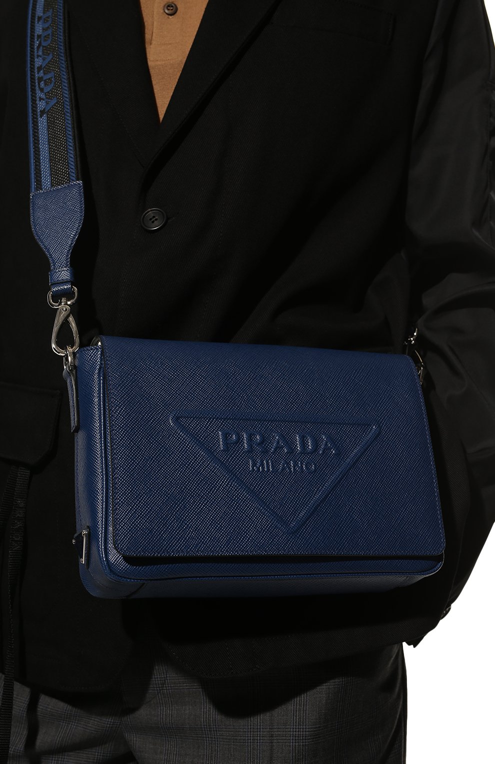 Мужская кожаная сумка PRADA темно-синего цвета, арт. 2VD046-2FAD-F0016-OOO | Фото 2 (Материал: Натуральная кожа; Ремень/цепочка: На ремешке; Размер: small)