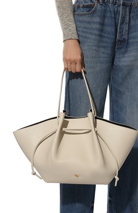 Женский сумка mochi large YUZEFI молочного цвета, арт. YUZSS22-HB-LM-11 | Фото 2 (Сумки-технические: Сумки-шопперы; Материал: Натуральная кожа; Размер: large)