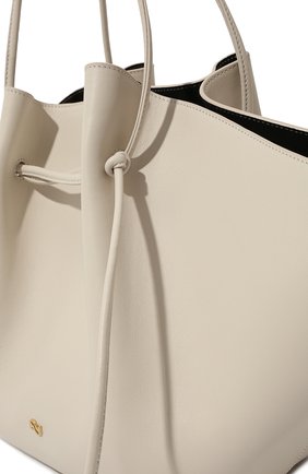 Женский сумка mochi large YUZEFI молочного цвета, арт. YUZSS22-HB-LM-11 | Фото 3 (Сумки-технические: Сумки-шопперы; Материал: Натуральная кожа; Размер: large)