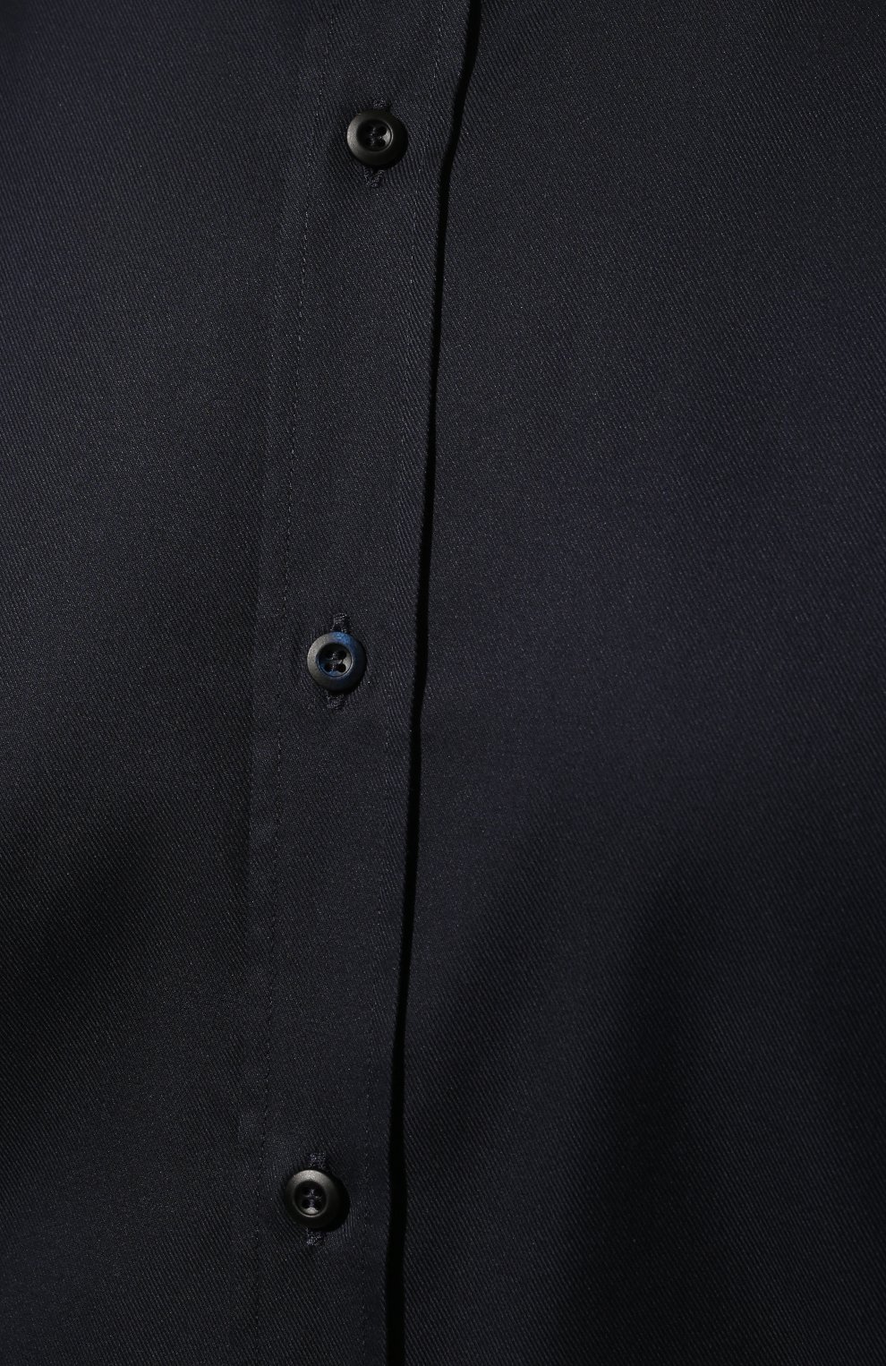 Мужская хлопковая рубашка BRUNELLO CUCINELLI темно-синего цвета, арт. MW6040627 | Фото 5 (Манжеты: На пуговицах; Рукава: Длинные; Рубашки М: Regular Fit; Воротник: Акула; Случай: Повседневный; Длина (для топов): Стандартные; Материал внешний: Хлопок; Принт: Однотонные; Стили: Кэжуэл)