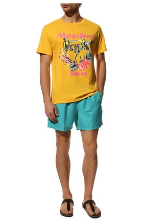 Мужская хлопковая футболка MOSCHINO желтого цвета, арт. A1903/2327 | Фото 2 (Кросс-КТ: Пляж; Рукава: Короткие; Длина (для топов): Стандартные; Принт: С принтом; Материал внешний: Хлопок; Стили: Кэжуэл)