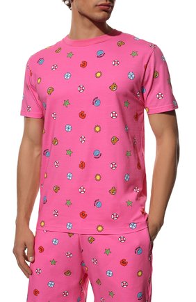 Мужская хлопковая футболка MOSCHINO розового цвета, арт. A1912/2332 | Фото 3 (Кросс-КТ: Пляж; Рукава: Короткие; Длина (для топов): Стандартные; Принт: С принтом; Материал внешний: Хлопок; Стили: Романтичный)