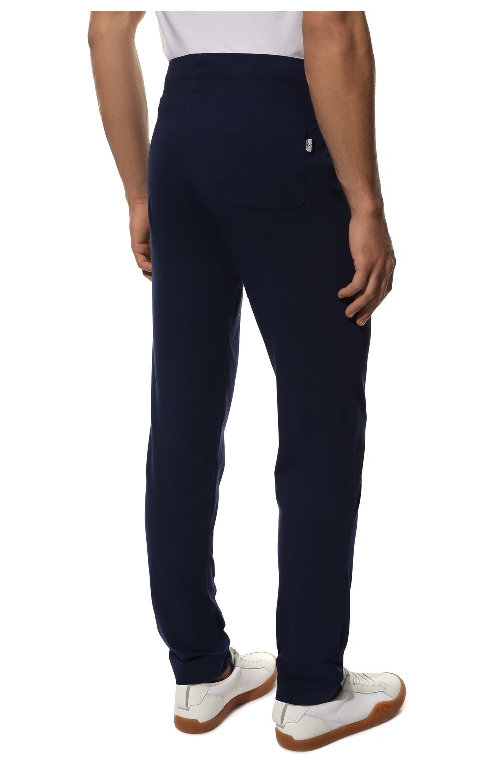 Мужские хлопковые брюки MOSCHINO темно-синего цвета, арт. A4324/8125 | Фото 4 (Длина (брюки, джинсы): Стандартные; Кросс-КТ: домашняя одежда; Материал внешний: Хлопок)