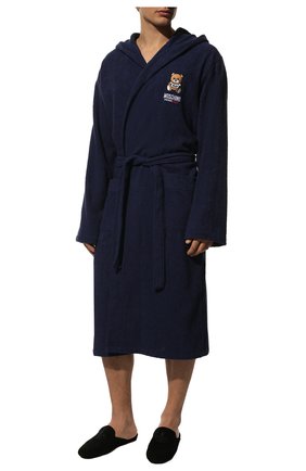 Мужской хлопковый халат MOSCHINO темно-синего цвета, арт. A7302/5165 | Фото 2 (Рукава: Длинные; Кросс-КТ: домашняя одежда; Материал внешний: Хлопок; Длина (верхняя одежда): Длинные)