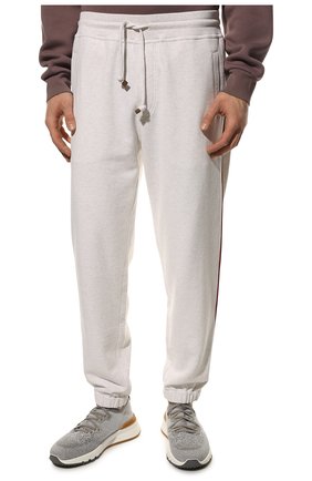 Мужские хлопковые джоггеры BRUNELLO CUCINELLI белого цвета, арт. MTU143374G | Фото 3 (Длина (брюки, джинсы): Стандартные; Материал внешний: Хлопок; Силуэт М (брюки): Джоггеры; Стили: Кэжуэл)