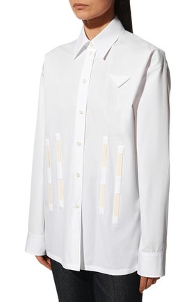 Женская хлопковая рубашка PRADA белого цвета, арт. P470FG-1XV2-F0009-221 | Фото 3 (Рукава: Длинные; Принт: Без принта; Женское Кросс-КТ: Рубашка-одежда; Длина (для топов): Удлиненные; Материал внешний: Хлопок; Стили: Кэжуэл)