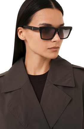 Женские солнцезащитные очки SAINT LAURENT черного цвета, арт. SL M104 001 | Фото 2 (Тип очков: С/з; Оптика Гендер: оптика-женское; Очки форма: Квадратные)