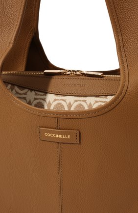 Женская сумка bianca COCCINELLE светло-коричневого цвета, арт. E1 MHA 13 01 01 | Фото 3 (Сумки-технические: Сумки top-handle; Материал: Натуральная кожа; Размер: large)