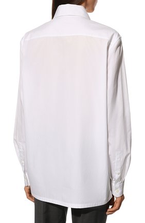 Женская хлопковая рубашка PRADA белого цвета, арт. P498E-1UCX-F0009-211 | Фото 4 (Рукава: Длинные; Принт: Без принта; Женское Кросс-КТ: Рубашка-одежда; Длина (для топов): Удлиненные; Материал внешний: Хлопок; Стили: Классический)