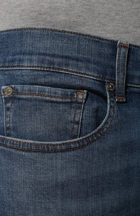 Мужские джинсы 7 FOR ALL MANKIND синего цвета, арт. JSMXC120TV | Фото 5 (Силуэт М (брюки): Прямые; Кросс-КТ: Деним; Длина (брюки, джинсы): Стандартные; Материал внешний: Хлопок, Деним; Детали: Потертости; Стили: Кэжуэл)