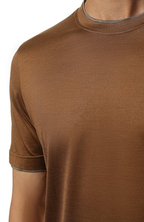 Мужская шелковая футболка ANDREA CAMPAGNA коричневого цвета, арт. 60123/78310 | Фото 5 (Материал внешний: Шелк; Принт: Без принта; Рукава: Короткие; Длина (для топов): Стандартные; Стили: Кэжуэл)