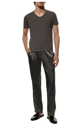 Мужские шелковые домашние брюки TOM FORD темно-серого цвета, арт. T4H201010 | Фото 2 (Материал внешний: Шелк; Длина (брюки, джинсы): Стандартные; Кросс-КТ: домашняя одежда)