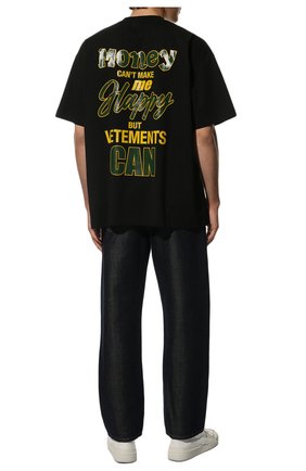 Мужского хлопковая футболка VETEMENTS черного цвета по цене 58300 руб., арт. UA53TR290B 1610/M | Фото 2 Мужского хлопковая футболка VETEMENTS черного цвета, арт. UA53TR290B 1610/M | Фото 2 (Рукава: Короткие; Стили: Гранж; Принт: С принтом)
