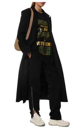 Мужского хлопковая футболка VETEMENTS черного цвета по цене 58300 руб., арт. UA53TR290B 1610/M | Фото 5 Мужского хлопковая футболка VETEMENTS черного цвета, арт. UA53TR290B 1610/M | Фото 5 (Рукава: Короткие; Стили: Гранж; Принт: С принтом)