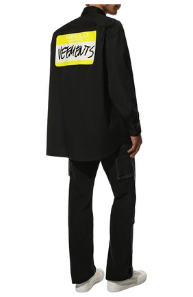 Мужского хлопковая рубашка VETEMENTS черного цвета по цене 63200 руб., арт. UA53SH500B 1001/M | Фото 2 Мужского хлопковая рубашка VETEMENTS черного цвета, арт. UA53SH500B 1001/M | Фото 2 (Манжеты: На пуговицах; Воротник: Кент; Случай: Повседневный; Стили: Гранж; Принт: Однотонные)