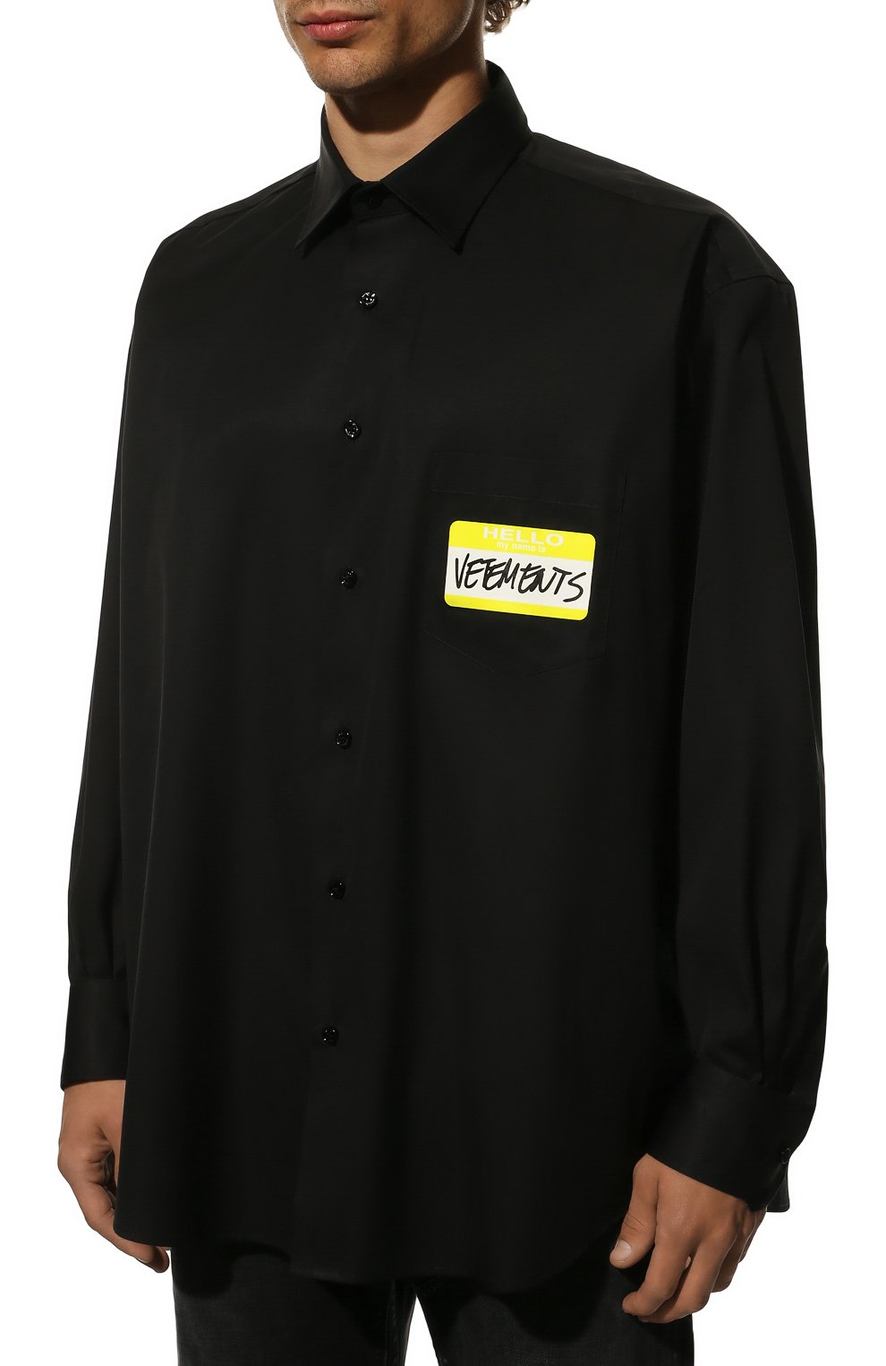 Мужского хлопковая рубашка VETEMENTS черного цвета по цене 63200 руб., арт. UA53SH500B 1001/M | Фото 3 Мужского хлопковая рубашка VETEMENTS черного цвета, арт. UA53SH500B 1001/M | Фото 3 (Манжеты: На пуговицах; Воротник: Кент; Случай: Повседневный; Стили: Гранж; Принт: Однотонные)