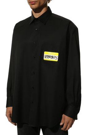 Мужского хлопковая рубашка VETEMENTS черного цвета по цене 63200 руб., арт. UA53SH500B 1001/M | Фото 3 Мужского хлопковая рубашка VETEMENTS черного цвета, арт. UA53SH500B 1001/M | Фото 3 (Манжеты: На пуговицах; Воротник: Кент; Случай: Повседневный; Стили: Гранж; Принт: Однотонные)