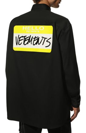 Мужского хлопковая рубашка VETEMENTS черного цвета по цене 63200 руб., арт. UA53SH500B 1001/M | Фото 4 Мужского хлопковая рубашка VETEMENTS черного цвета, арт. UA53SH500B 1001/M | Фото 4 (Манжеты: На пуговицах; Воротник: Кент; Случай: Повседневный; Стили: Гранж; Принт: Однотонные)