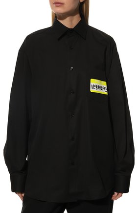 Мужского хлопковая рубашка VETEMENTS черного цвета по цене 63200 руб., арт. UA53SH500B 1001/M | Фото 6 Мужского хлопковая рубашка VETEMENTS черного цвета, арт. UA53SH500B 1001/M | Фото 6 (Манжеты: На пуговицах; Воротник: Кент; Случай: Повседневный; Стили: Гранж; Принт: Однотонные)