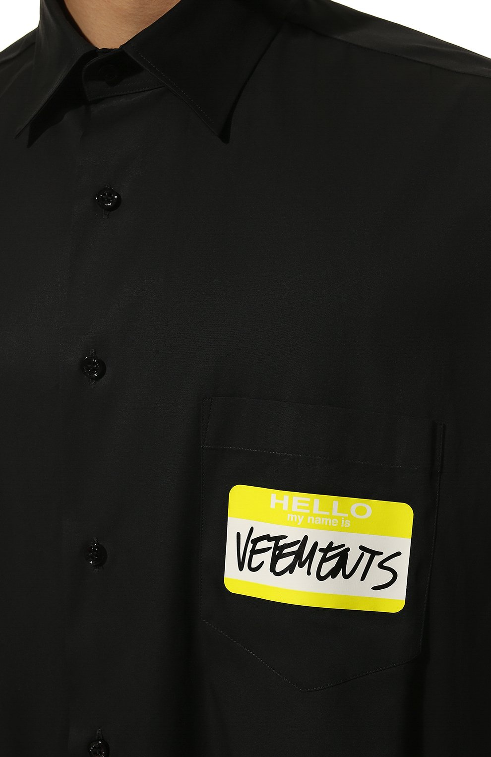 Мужского хлопковая рубашка VETEMENTS черного цвета по цене 63200 руб., арт. UA53SH500B 1001/M | Фото 8 Мужского хлопковая рубашка VETEMENTS черного цвета, арт. UA53SH500B 1001/M | Фото 8 (Манжеты: На пуговицах; Воротник: Кент; Случай: Повседневный; Стили: Гранж; Принт: Однотонные)