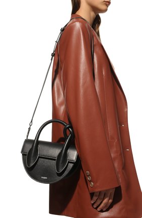 Женская сумка pretzel YUZEFI черного цвета, арт. YUZC0-HB-PRZ-00 | Фото 2 (Ремень/цепочка: На ремешке; Материал: Натуральная кожа; Размер: small; Сумки-технические: Сумки top-handle, Сумки через плечо)