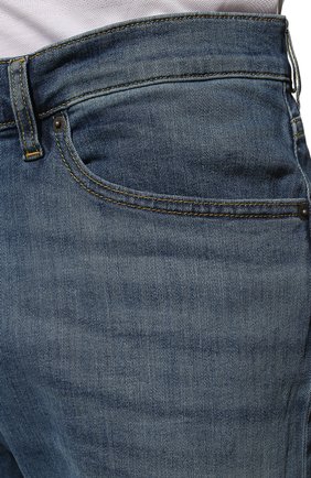 Мужские джинсы DIESEL синего цвета, арт. A00390/0ELAV | Фото 5 (Силуэт М (брюки): Прямые; Кросс-КТ: Деним; Длина (брюки, джинсы): Стандартные; Материал внешний: Хлопок, Деним; Детали: Потертости; Стили: Кэжуэл)