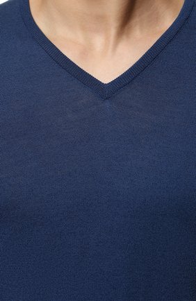 Мужской пуловер из шерсти и хлопка JOHN SMEDLEY синего цвета, арт. CBLENHEIM | Фото 5 (Материал внешний: Шерсть, Хлопок; Рукава: Длинные; Принт: Без принта; Длина (для топов): Стандартные; Вырез: V-образный; Мужское Кросс-КТ: Пуловеры; Стили: Кэжуэл)