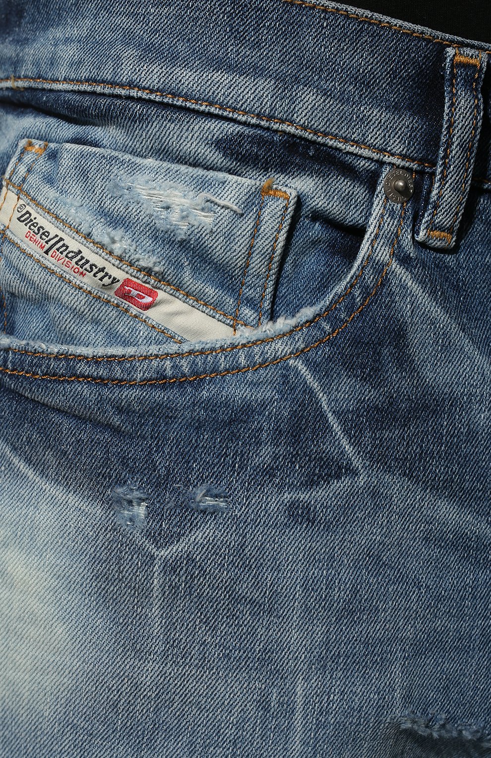 Мужские джинсы DIESEL синего цвета, арт. A03571/09E16 | Фото 5 (Силуэт М (брюки): Прямые; Кросс-КТ: Деним; Длина (брюки, джинсы): Стандартные; Стили: Гранж; Материал внешний: Хлопок, Деним; Детали: Потертости)