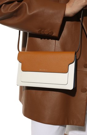 Женская сумка trunk MARNI коричневого цвета по цене 62000 руб., арт. PHM00022U2/LV520 | Фото 2 Женская сумка trunk MARNI коричневого цвета, арт. PHM00022U2/LV520 | Фото 2 (Сумки-технические: Сумки через плечо; Материал: Натуральная кожа; Ремень/цепочка: На ремешке; Размер: small)