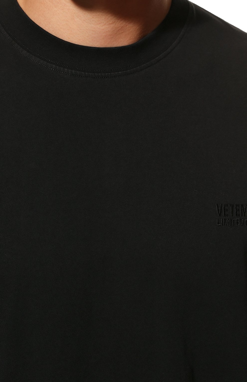 Мужская хлопковая футболка VETEMENTS черного цвета, арт. UA53TR650B 1602/M | Фото 5 (Принт: Без принта; Рукава: Короткие; Стили: Гранж; Длина (для топов): Удлиненные; Материал внешний: Хлопок)
