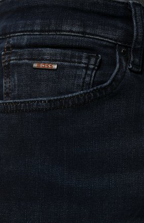 Мужские джинсы BOSS синего цвета, арт. 50473399 | Фото 5 (Силуэт М (брюки): Прямые; Кросс-КТ: Деним; Длина (брюки, джинсы): Стандартные; Стили: Гранж; Материал внешний: Хлопок, Деним; Детали: Потертости)