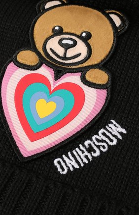 Детский комплект из шапки и шарфа MOSCHINO черного цвета по цене 13700 руб., арт. HDX015/LHE18 | Фото 4 Детский комплект из шапки и шарфа MOSCHINO черного цвета, арт. HDX015/LHE18 | Фото 4 (Тематический товар: Teddy Bear; Материал: Текстиль, Шерсть, Синтетический материал)