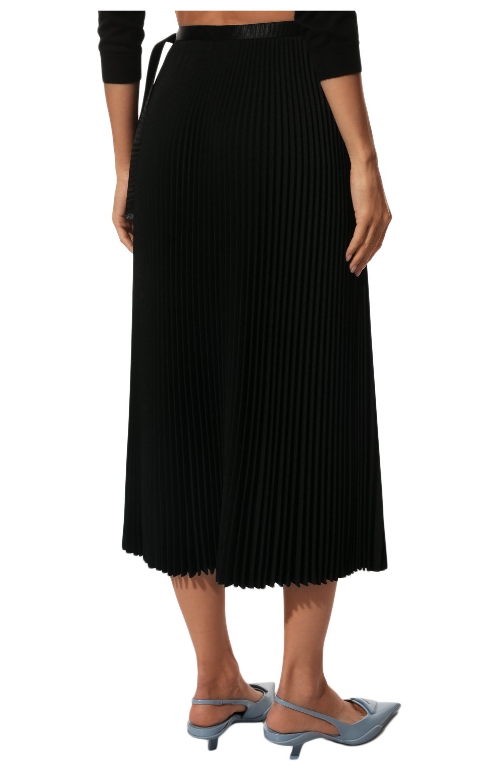 Женская плиссированная юбка PRADA черного цвета, арт. P175RH-1OES-F0002-202 | Фото 4 (Стили: Гламурный; Женское Кросс-КТ: юбка-плиссе, Юбка-одежда; Материал внешний: Синтетический материал; Длина Ж (юбки, платья, шорты): Миди)