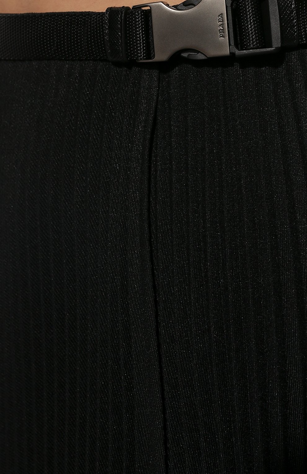 Женская плиссированная юбка PRADA черного цвета, арт. P175RH-1OES-F0002-202 | Фото 5 (Стили: Гламурный; Женское Кросс-КТ: юбка-плиссе, Юбка-одежда; Материал внешний: Синтетический материал; Длина Ж (юбки, платья, шорты): Миди)