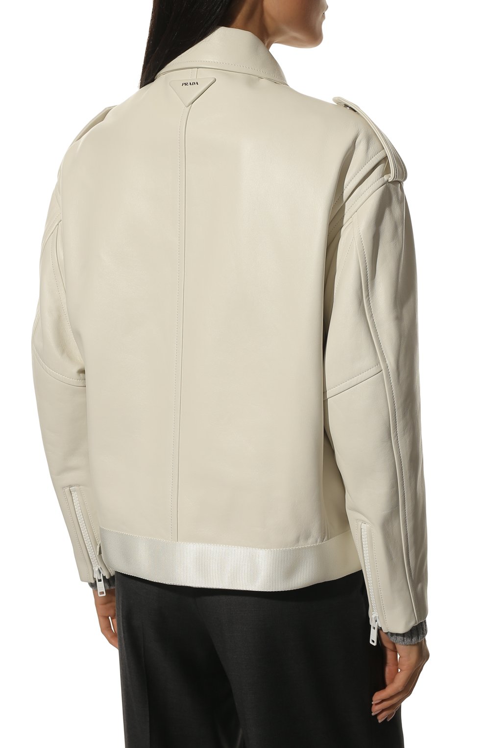 Женская кожаная куртка PRADA белого цвета, арт. 58A063-FLY-F0009 | Фото 4 (Кросс-КТ: Куртка; Рукава: Длинные; Стили: Гранж; Материал внешний: Натуральная кожа; Женское Кросс-КТ: Замша и кожа; Длина (верхняя одежда): Короткие)