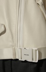 Женская кожаная куртка PRADA белого цвета, арт. 58A063-FLY-F0009 | Фото 5 (Кросс-КТ: Куртка; Рукава: Длинные; Стили: Гранж; Материал внешний: Натуральная кожа; Женское Кросс-КТ: Замша и кожа; Длина (верхняя одежда): Короткие)